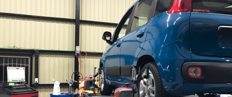 車の点検の様子