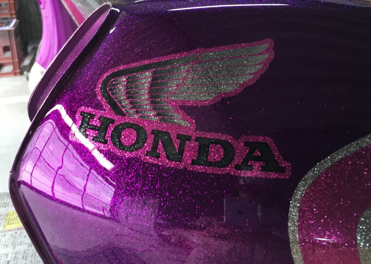 バイクエンジンタンクの塗装後の写真